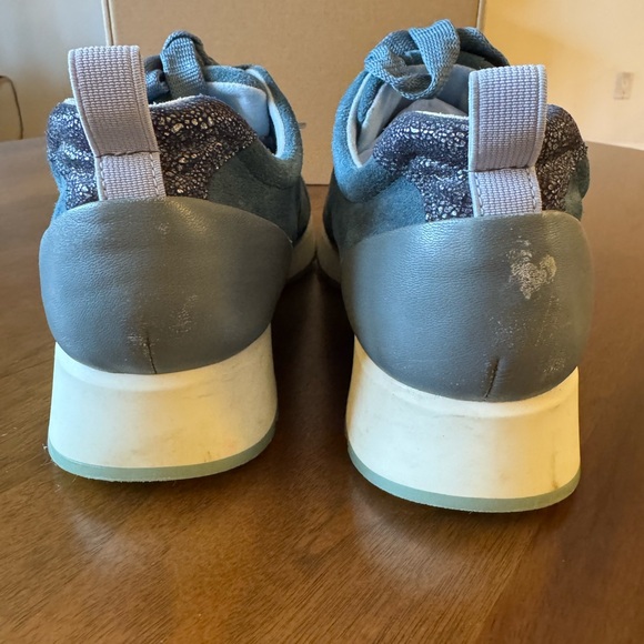 Munro Woman’s Blue Suede Lace Up Sneakers size 9W Flaw on Heel - Picture 4 of 10